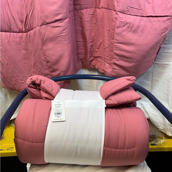 Twin/XL Twin pink comforters - Picture 3 of 4